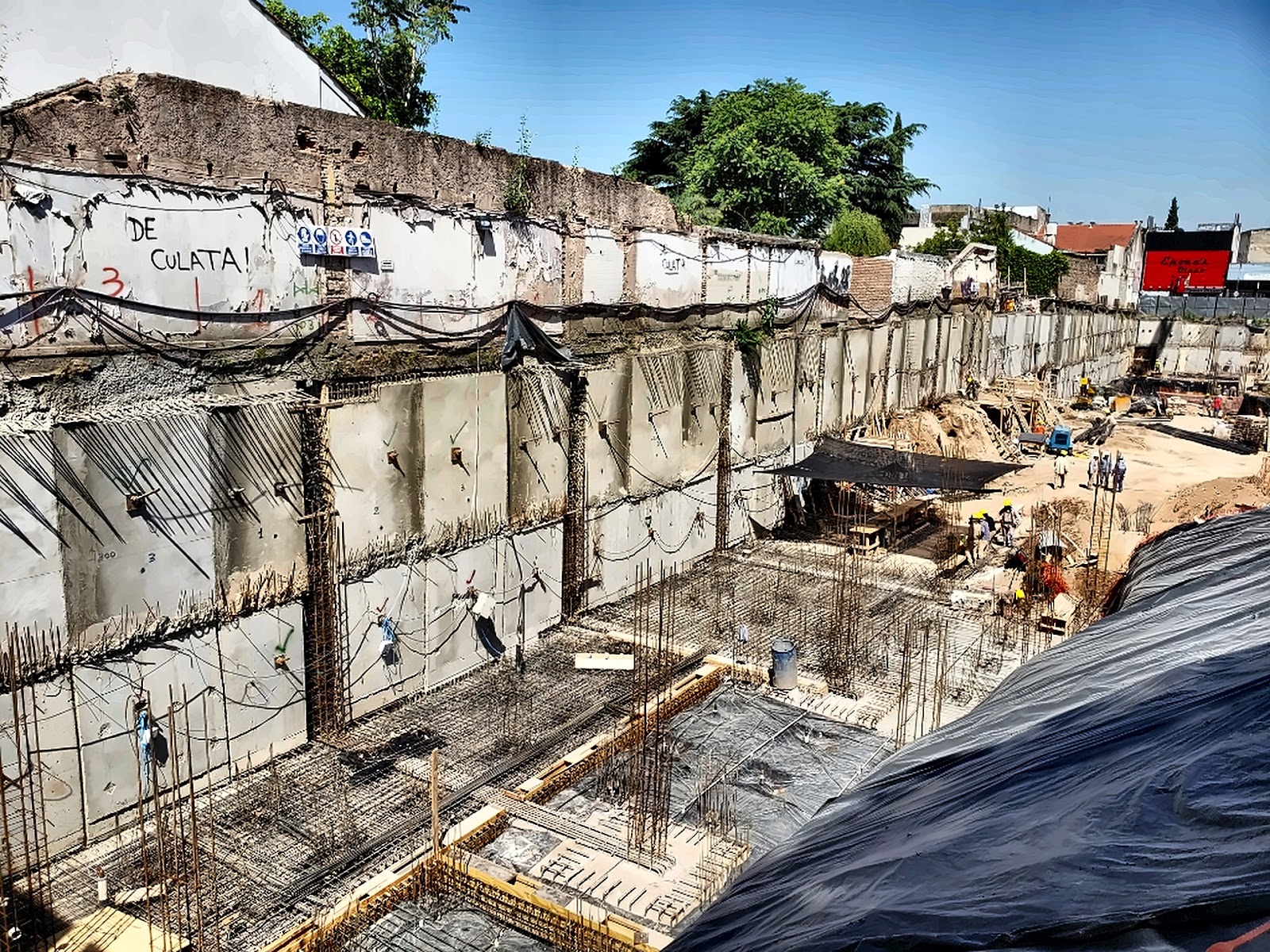 Excavación de subsuelo de edificio con submuración anclada y fondo de losa seco